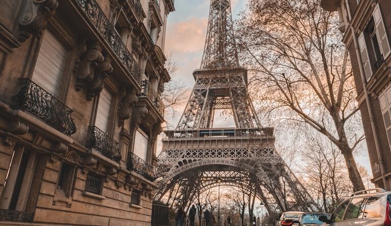 Panduan Berburu Souvenir Autentik di Prancis